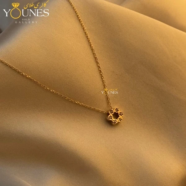 تصویر دوم گردنبند طلا گل نگینی